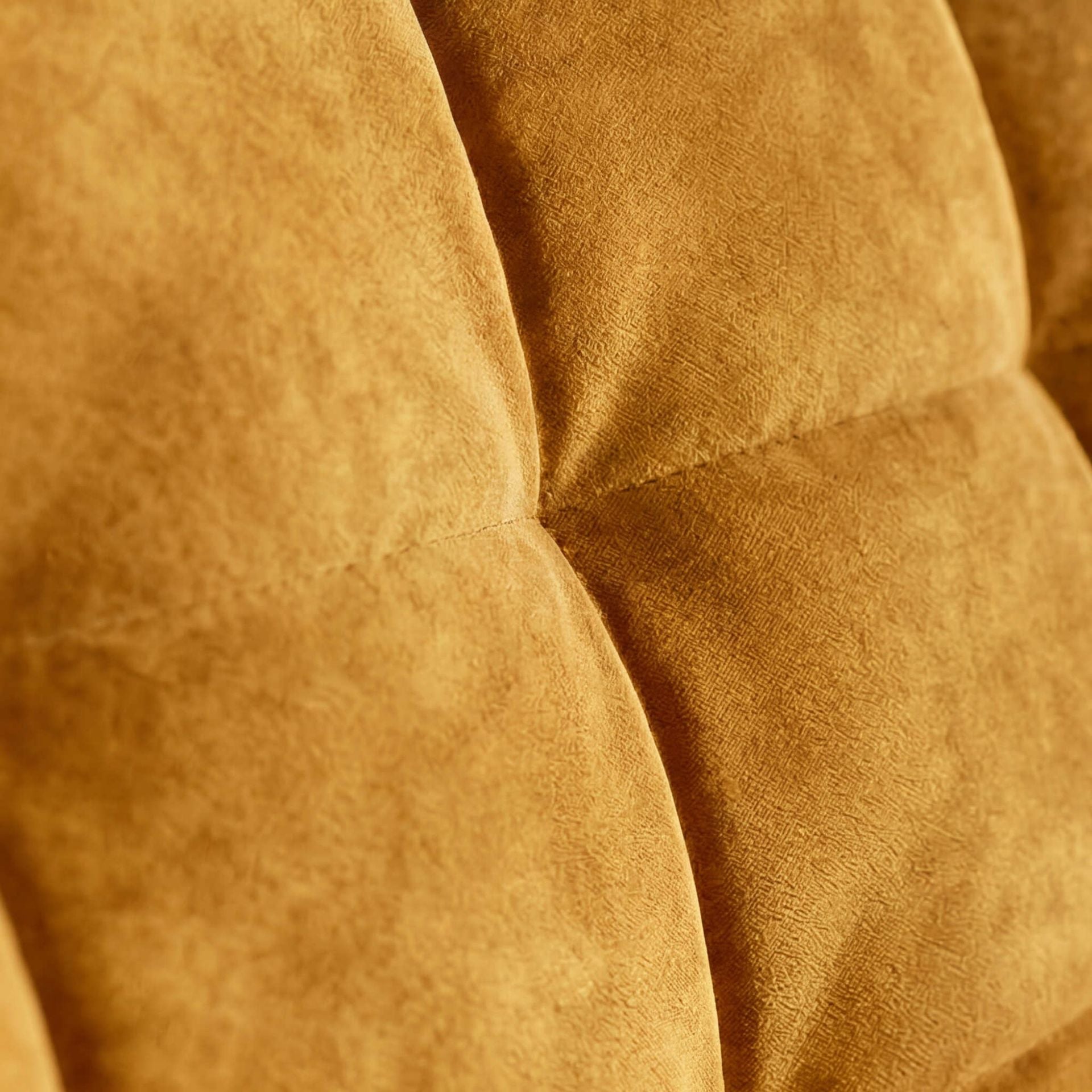 Silla de Comedor Vernon | Tejido Color Gold y Patas Negras | KUBU #
