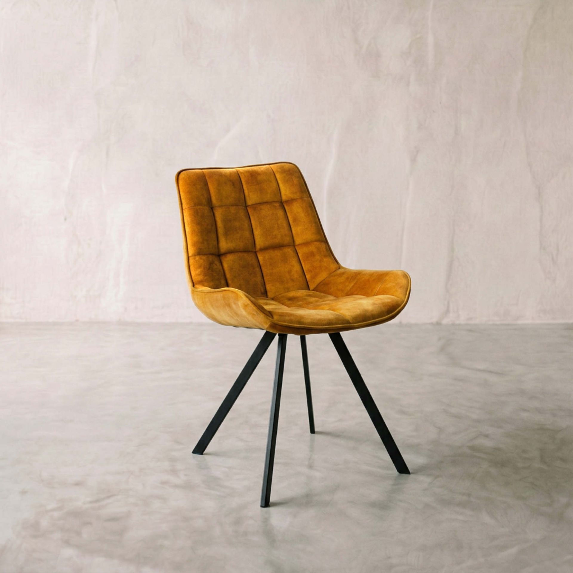 Silla de Comedor Vernon | Tejido Color Gold y Patas Negras | KUBU #