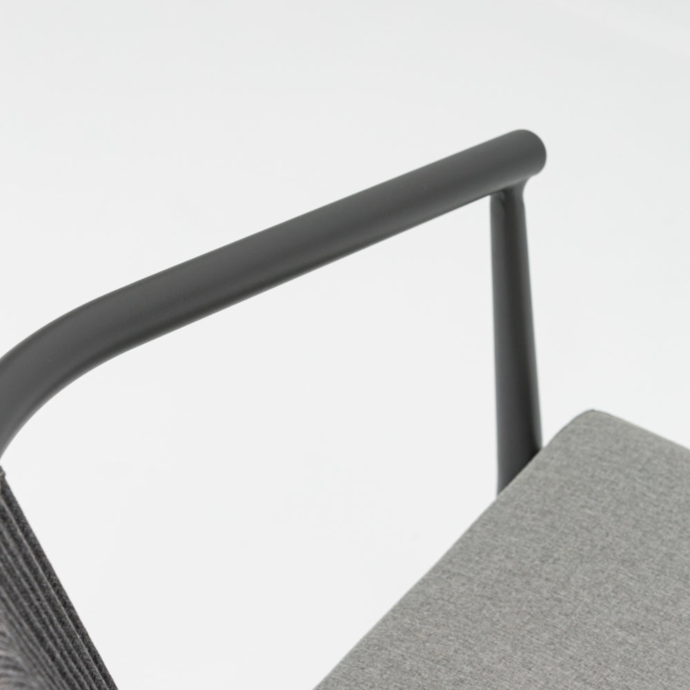 Silla de comedor Moana aluminio antracita cojín gris medio.
