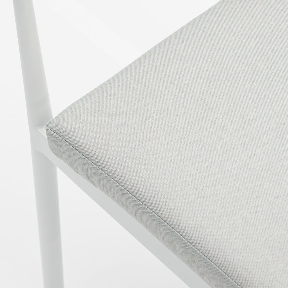 Silla de comedor Moana aluminio blanco con cojín gris claro