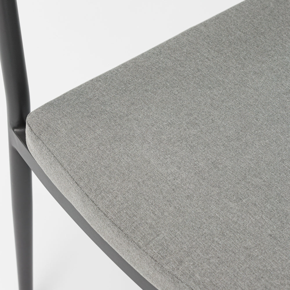 Silla de comedor Ross aluminio antracita cojín gris medio. | Kubu #