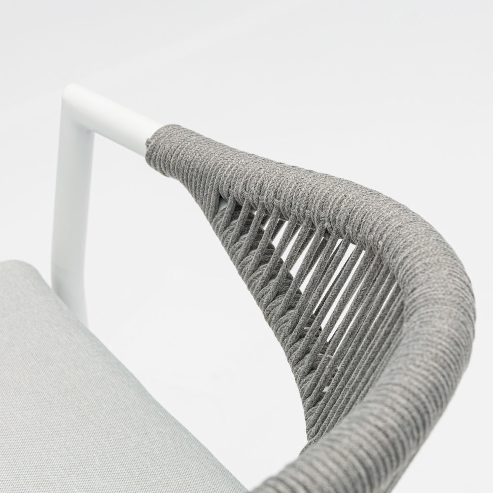 Silla de comedor Ross aluminio blanco con cojín gris claro | Kubu #
