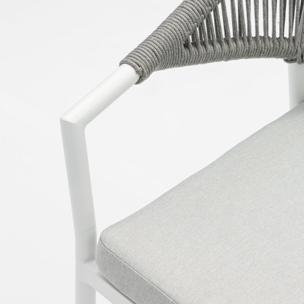 Silla de comedor Ross aluminio blanco con cojín gris claro | Kubu #