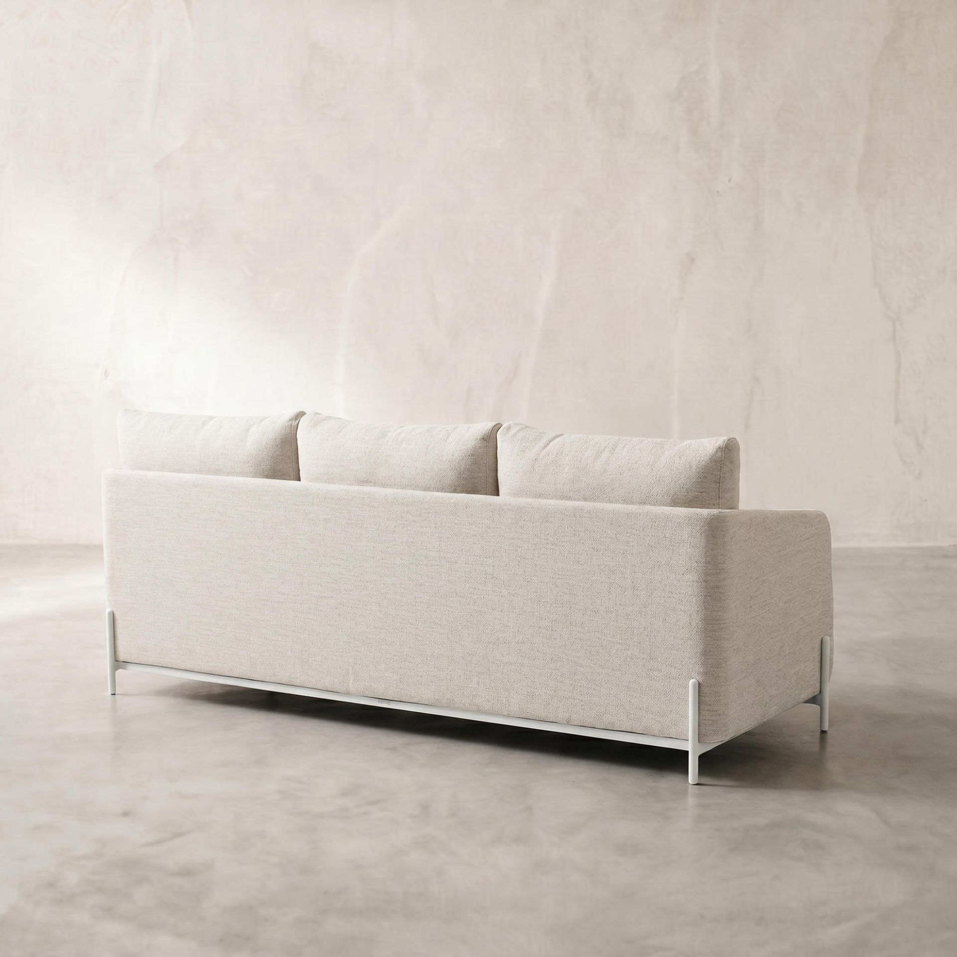 Sofá 3 plazas Corfu aluminio blanco y textil beige. | Kubu #