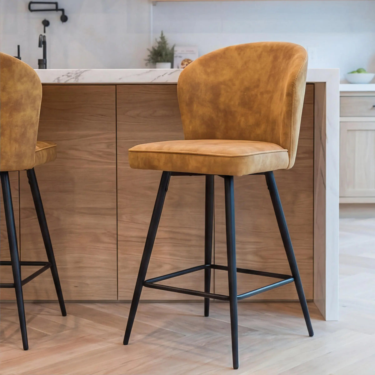 Taburete Alto Langford Gold | Confort y estilo | KUBU #