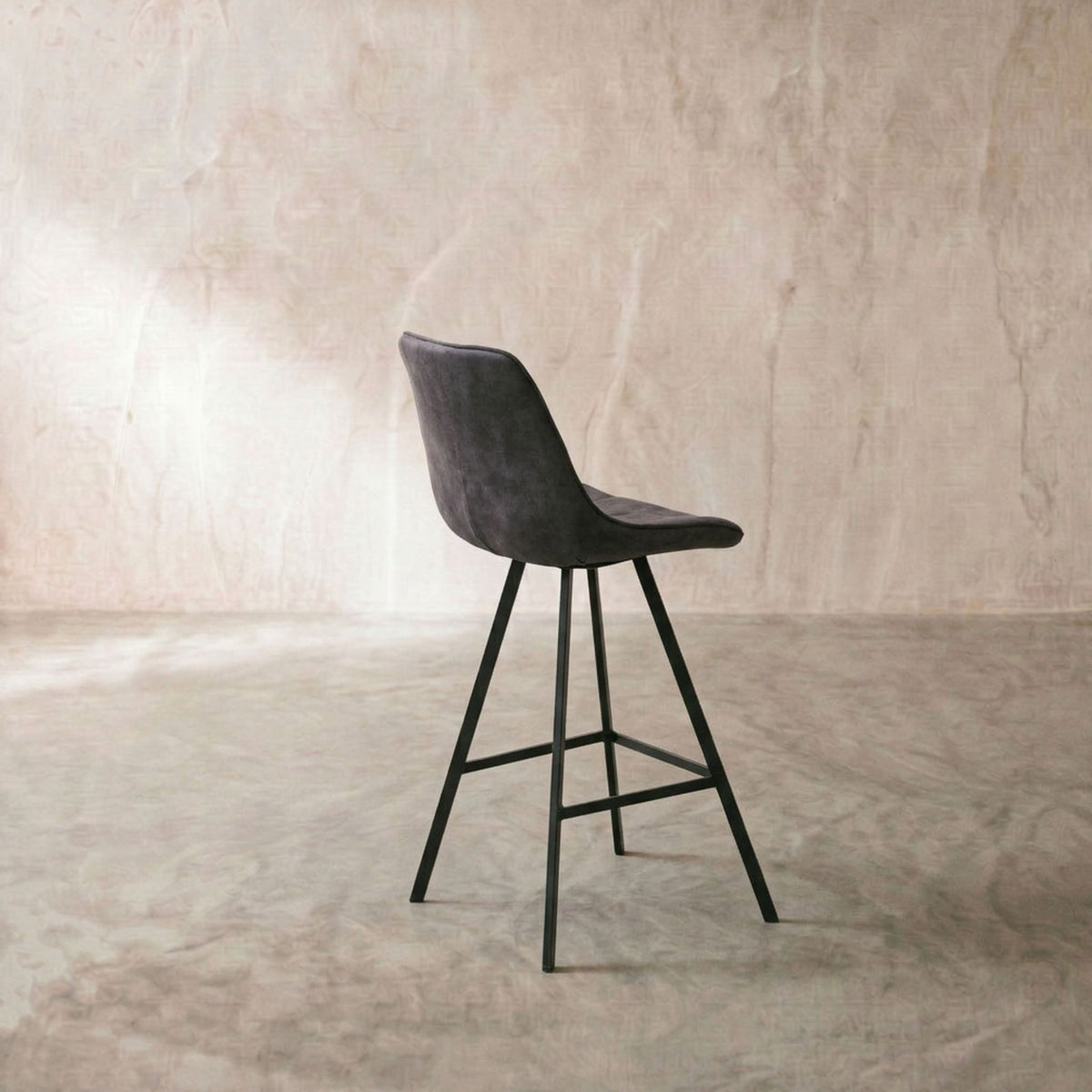 Taburete Alto Langley Antracita | Elegancia y Confort Atemporal | KUBU #