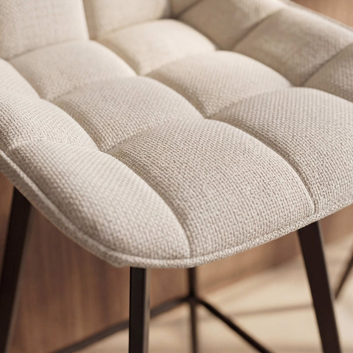 Taburete Alto Langley Marfil | Elegancia y Confort Atemporal | KUBU #