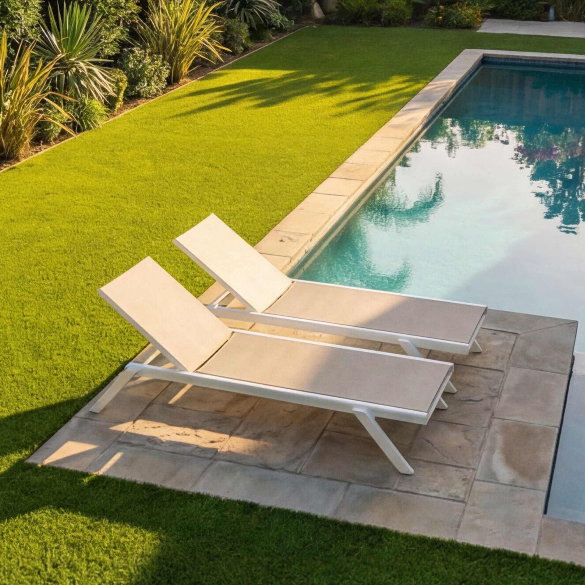 Tumbona Alameda aluminio blanco y textil gris claro | Kubu #