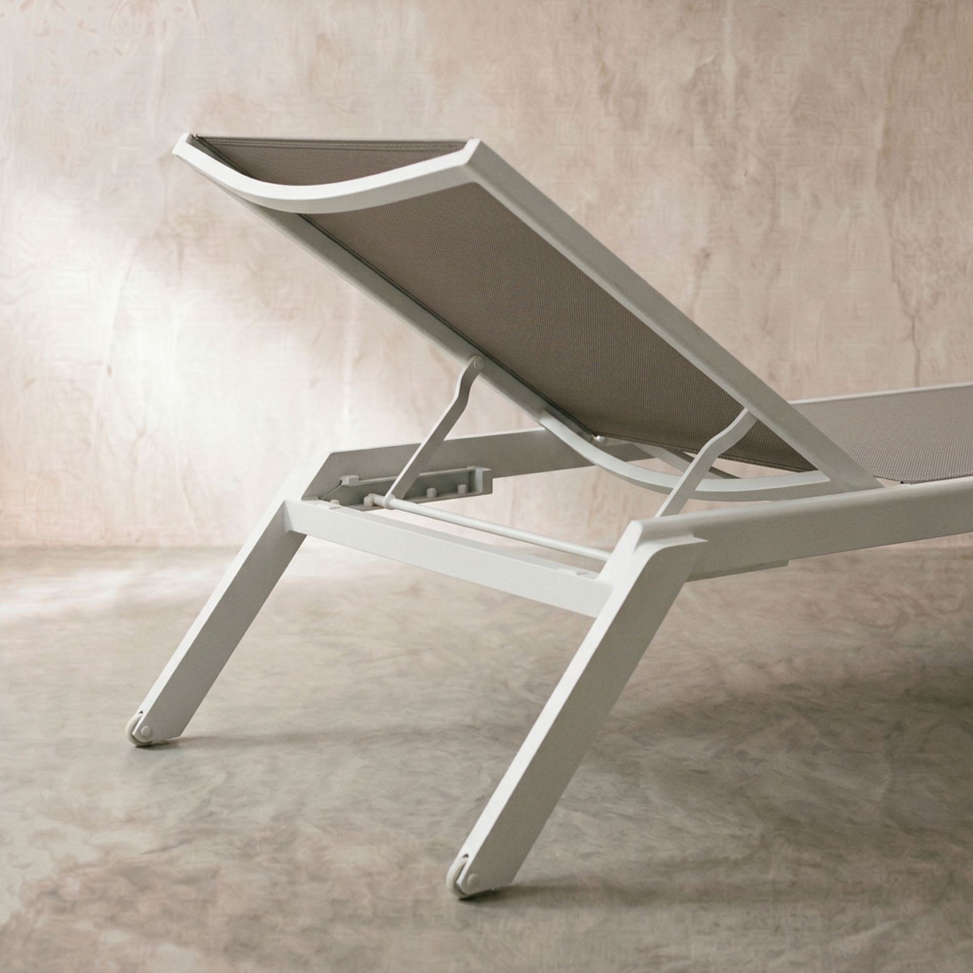 Tumbona Alameda aluminio blanco y textil gris claro | Kubu #